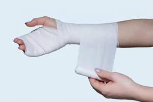 Jak usztywnić nadgarstek bandażem elastycznym – techniki bandażowania i taping
